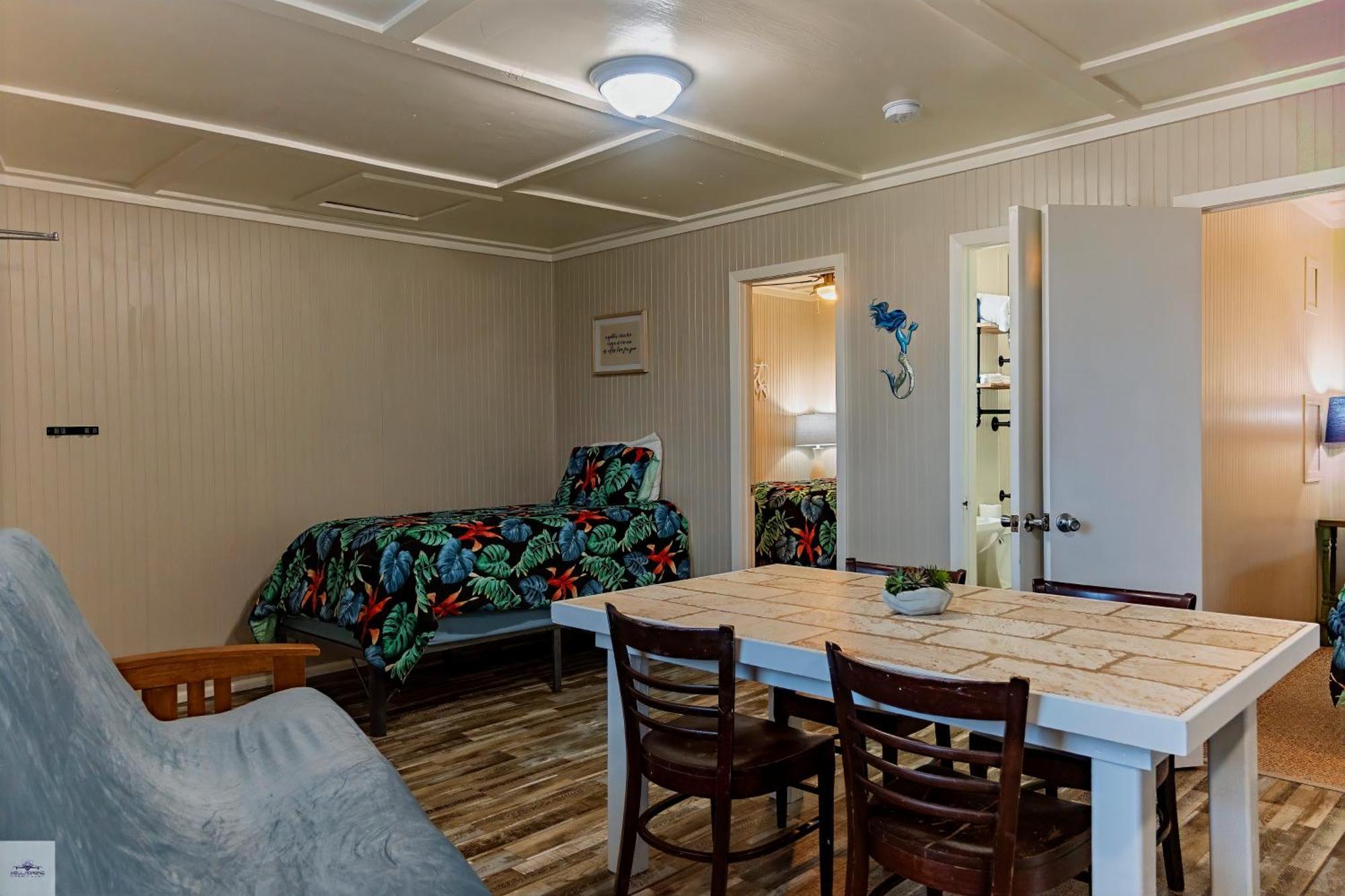 Blue Dolphin Inn&Cottages Grand Isle Exterior foto